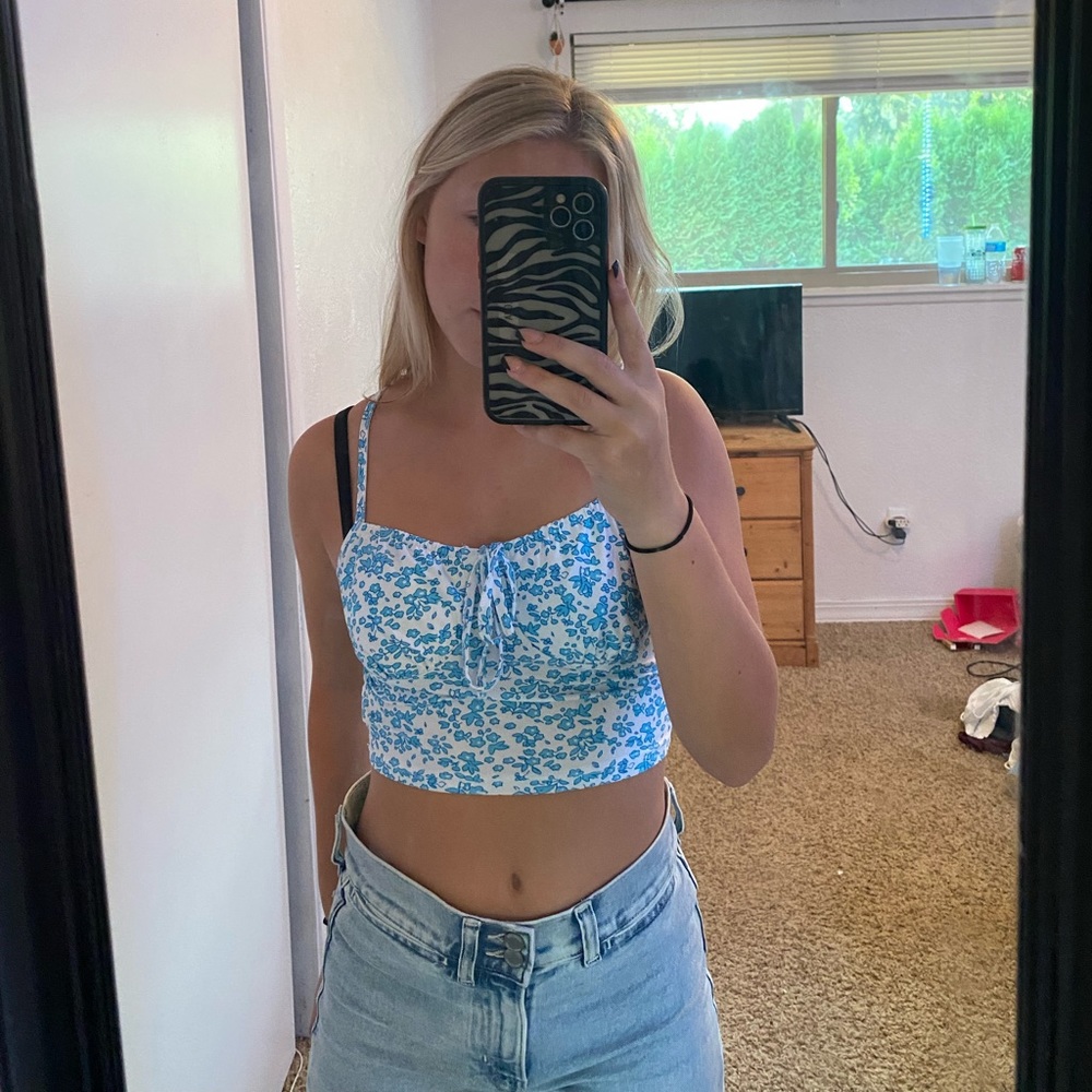 blue and white cropped tank top